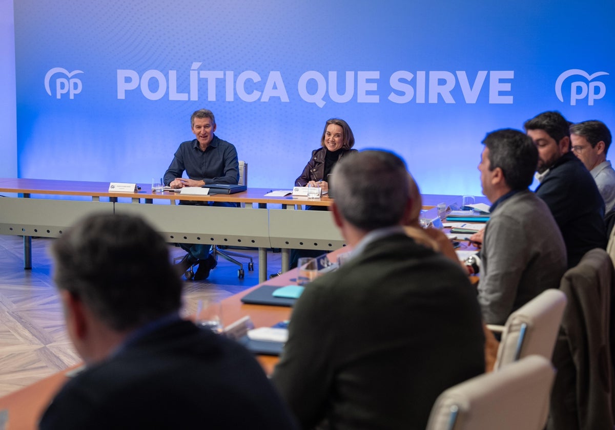 Alberto Núñez Feijóo y Cuca Gamarra durante la reunión de barones en el Principado de Asturias