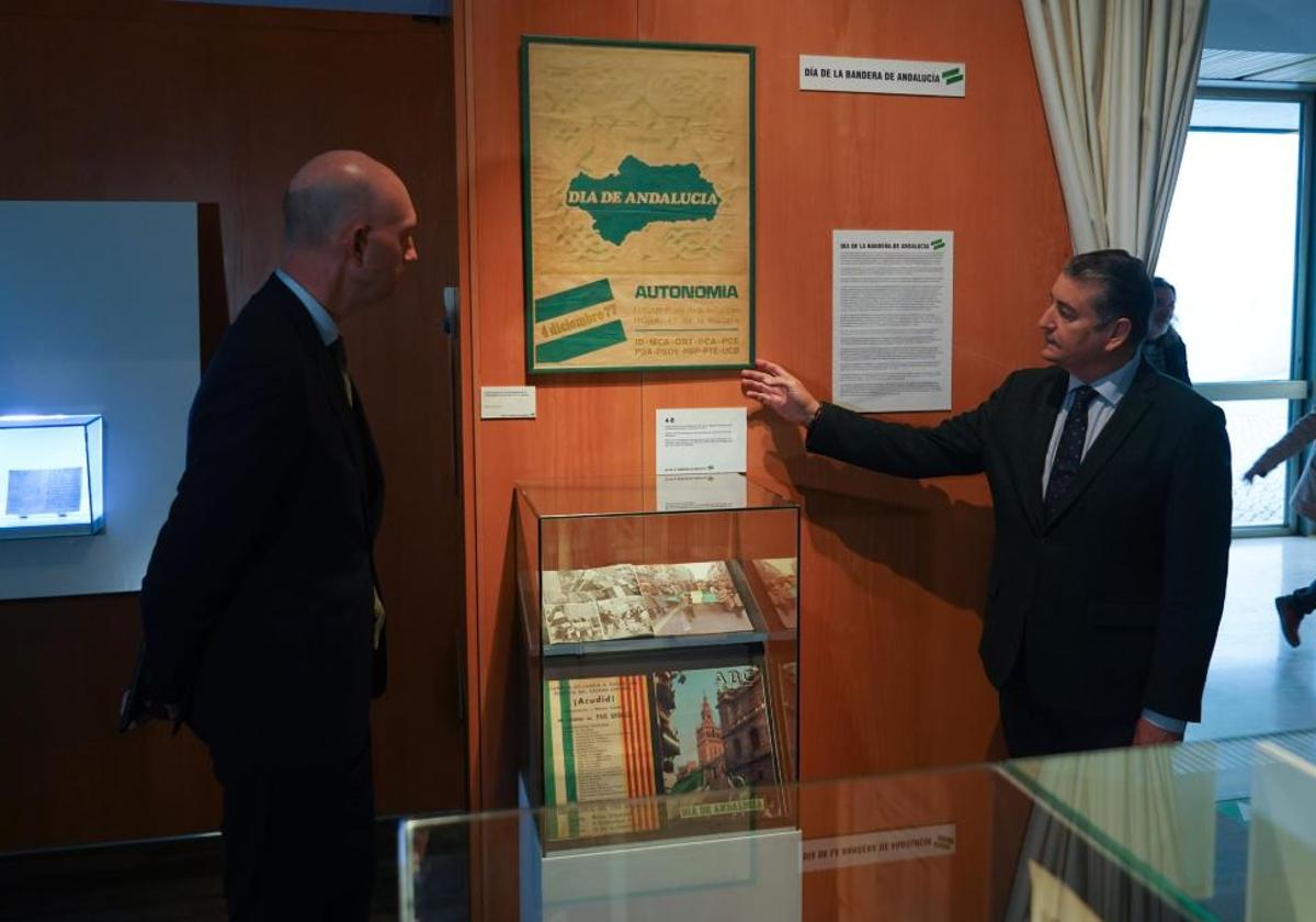 Antonio Sanz inaugura una muestra sobre el Día de la Bandera de Andalucía