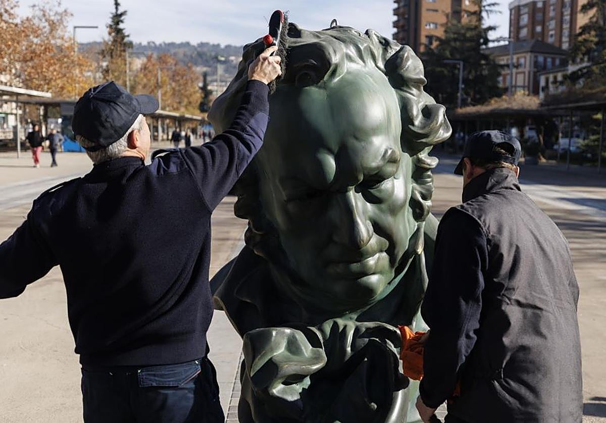 Una de las estatuas de Goya repartidas por Granada
