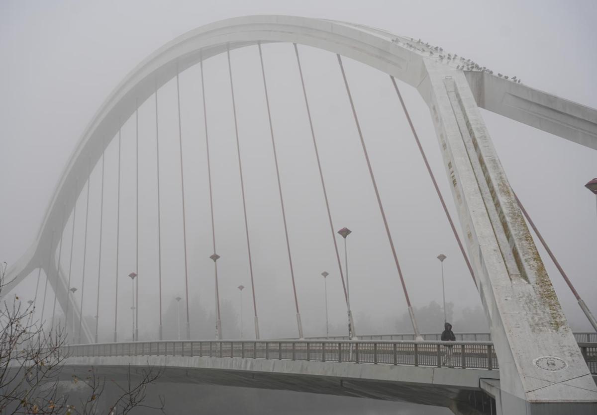 El puente de la Barqueta de Sevilla, bajo la niebla