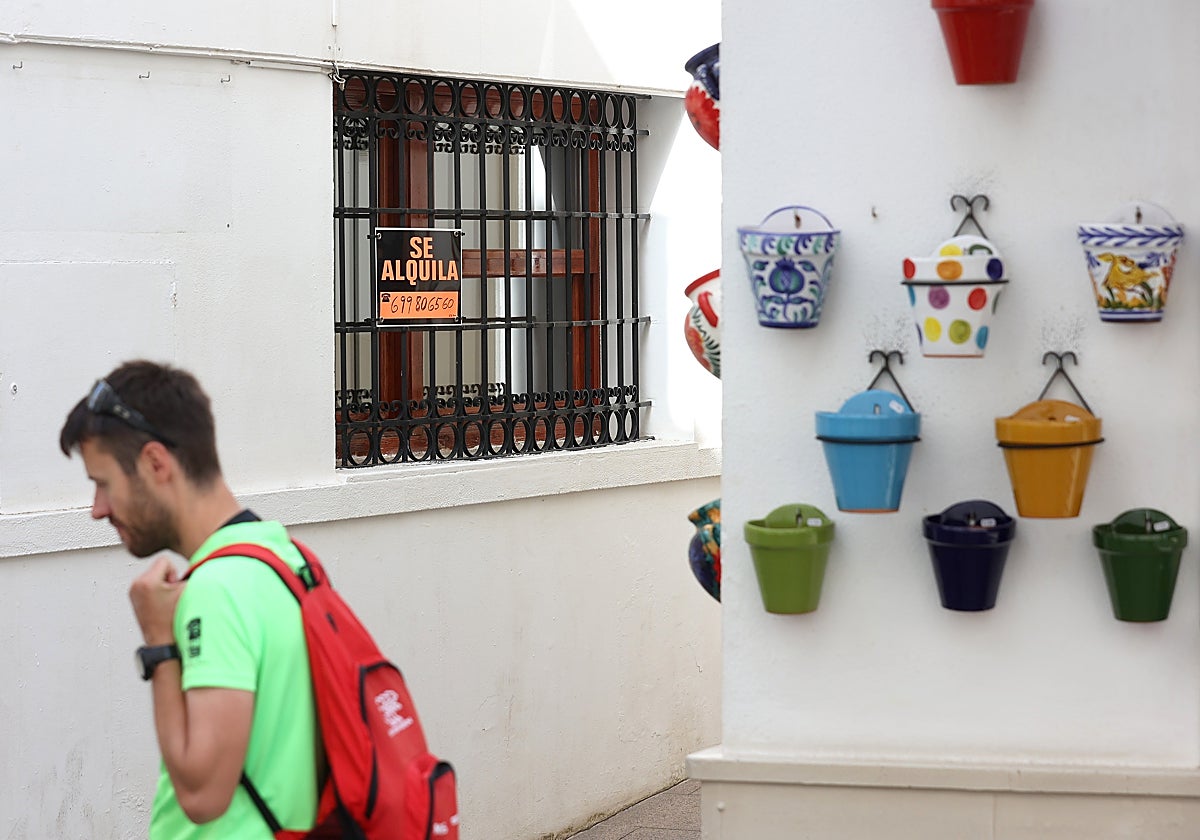 Cartel de alquiler de vivienda en Córdoba