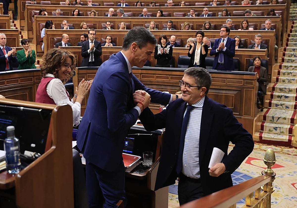 El presidente del Gobierno, Pedro Sánchez, junto al portavoz del PSOE en el Congreso, Patxi López