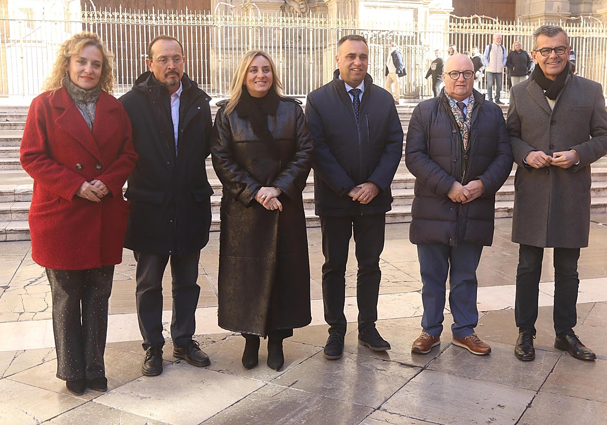 La alcaldesa de Granada y el presidente de la Diputación, en el centro, en la presentación de la feria