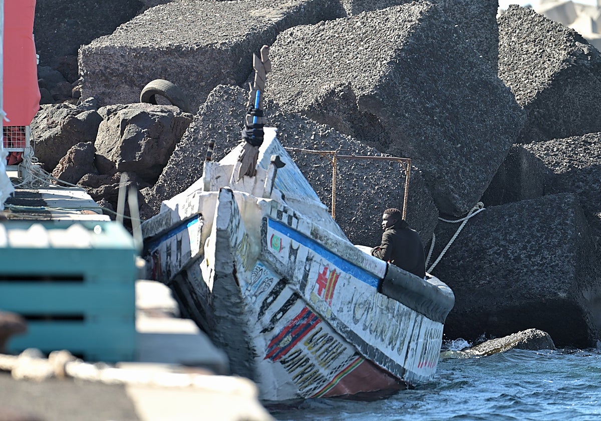 Un cayuco con 23 personas ha llegado por sus propios medios al puerto de La Restinga
