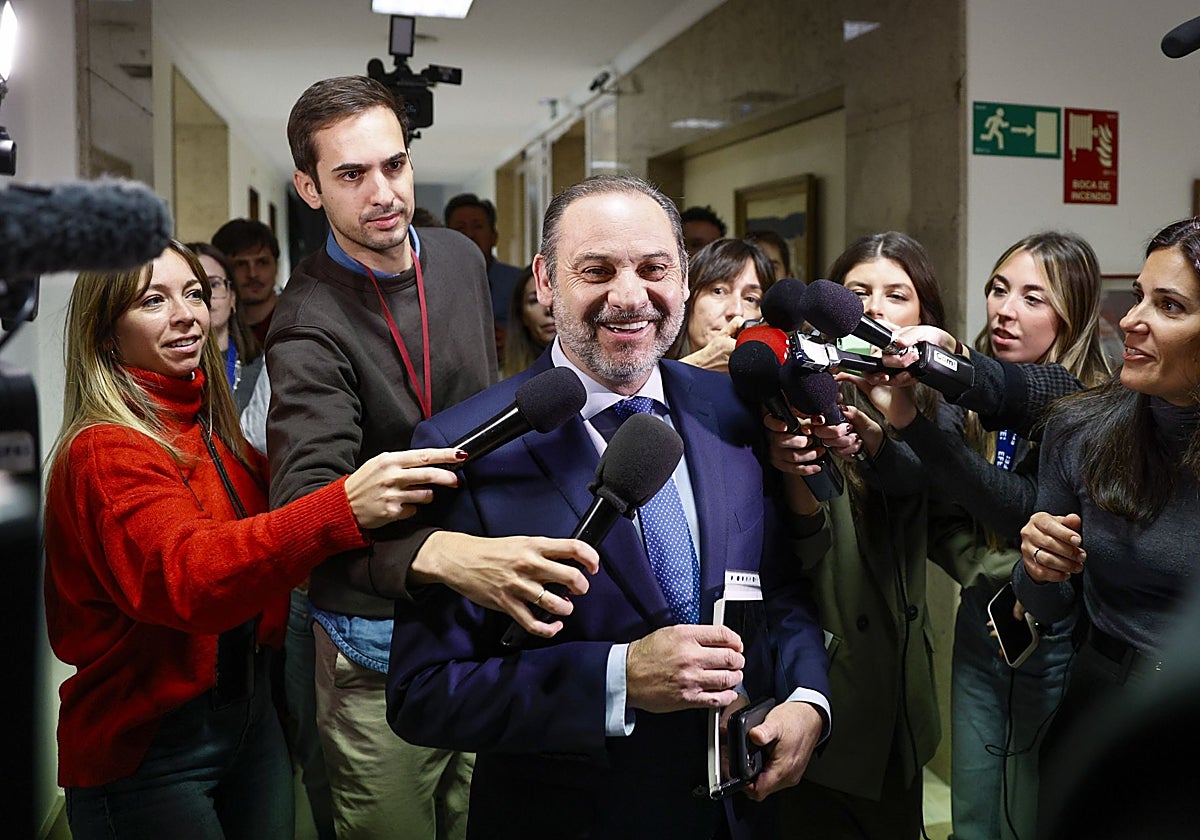 El exministro José Luis Ábalos, este lunes, antes de comparecer en el Congreso por la petición del Supremo de investigarlo