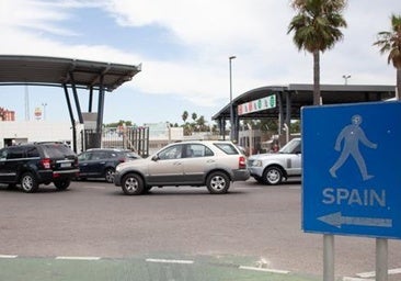 Imagen de la salida de vehículos por la Verja desde Gibraltar