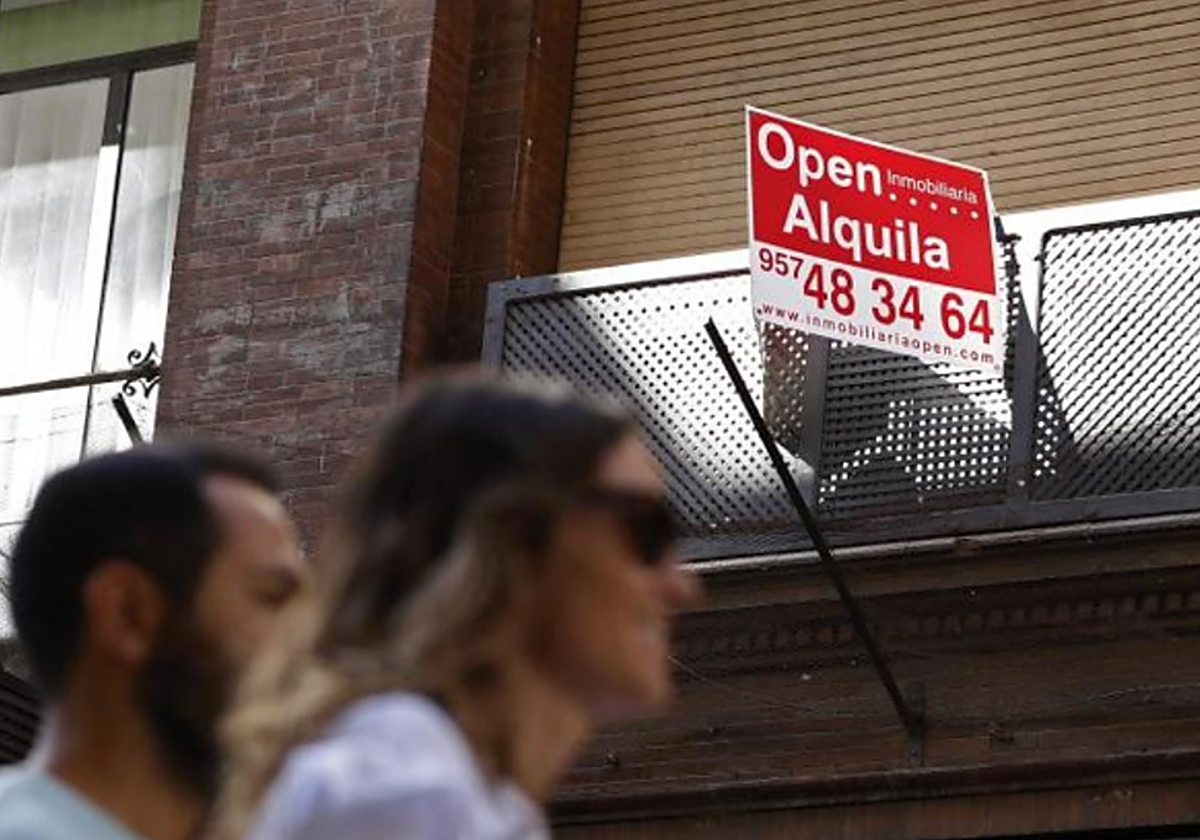 Una vivienda en alquiler en foto de archivo