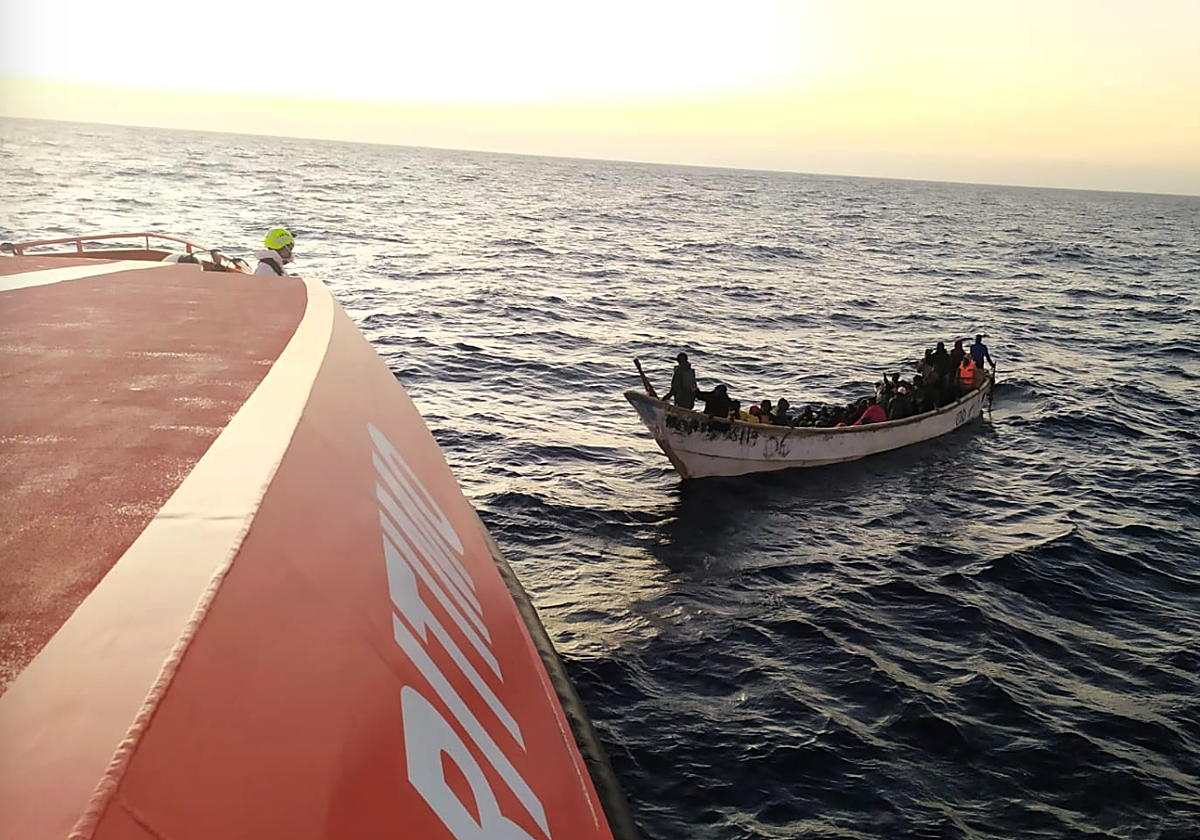 La guardamar Urania  sobre las 7:36 avistó el cayuco y procedió al rescate