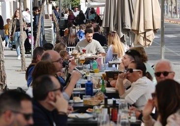 El Ayuntamiento de Córdoba, vecinos y hosteleros reabren el debate de la nueva ordenanza de veladores