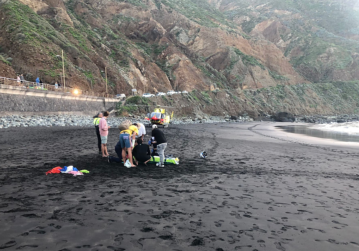 Asistencia a un surfista en la playa del Roque (Tenerife) en foto de archivo
