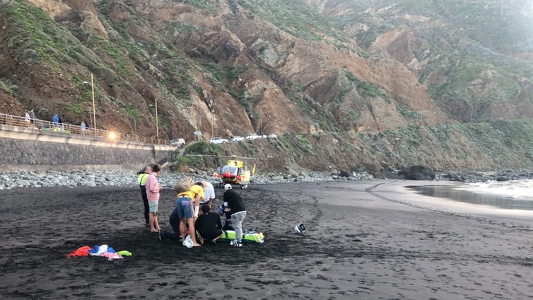 Muere ahogado un bañista en El Beril (Tenerife) y rescatan a un hombre en estado crítico en Mogán (Gran Canaria)