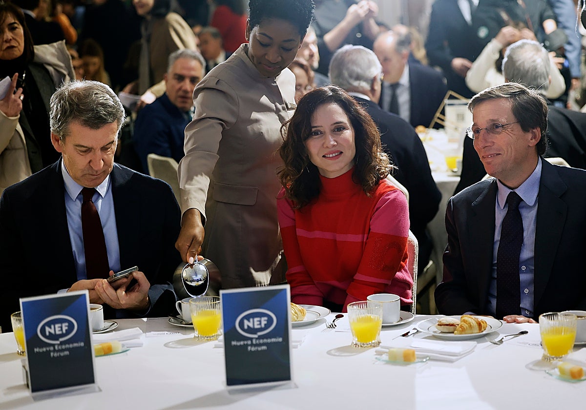 El líder del PP, Alberto Núñez Feijóo, la presidenta de la Comunidad de Madrid, Isabel Díaz Ayuso, y el alcalde de la capital, José Luis Martínez Almeida, durante el desayuno informativo