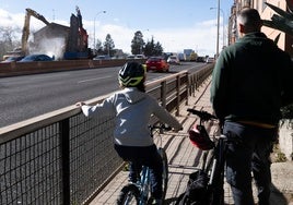 Los barrios divididos por la A-5 en obras exigen más cruces peatonales