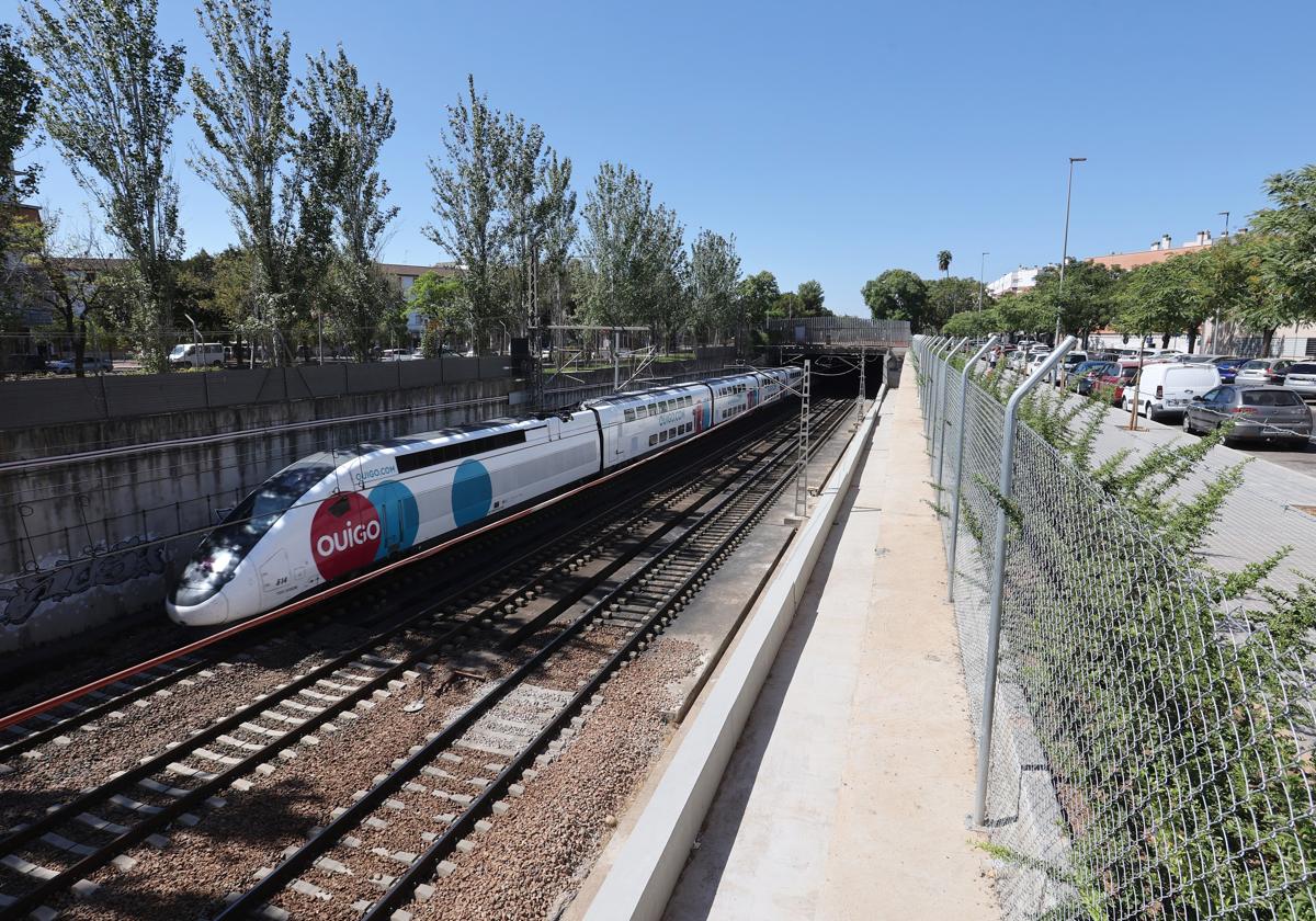 Un tren de Ouigo circulando en pruebas por Córdoba