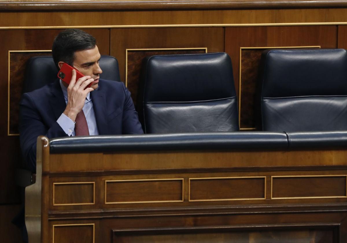 Pedro Sánchez, en una foto de archivo, hablando por móvil en el Congreso