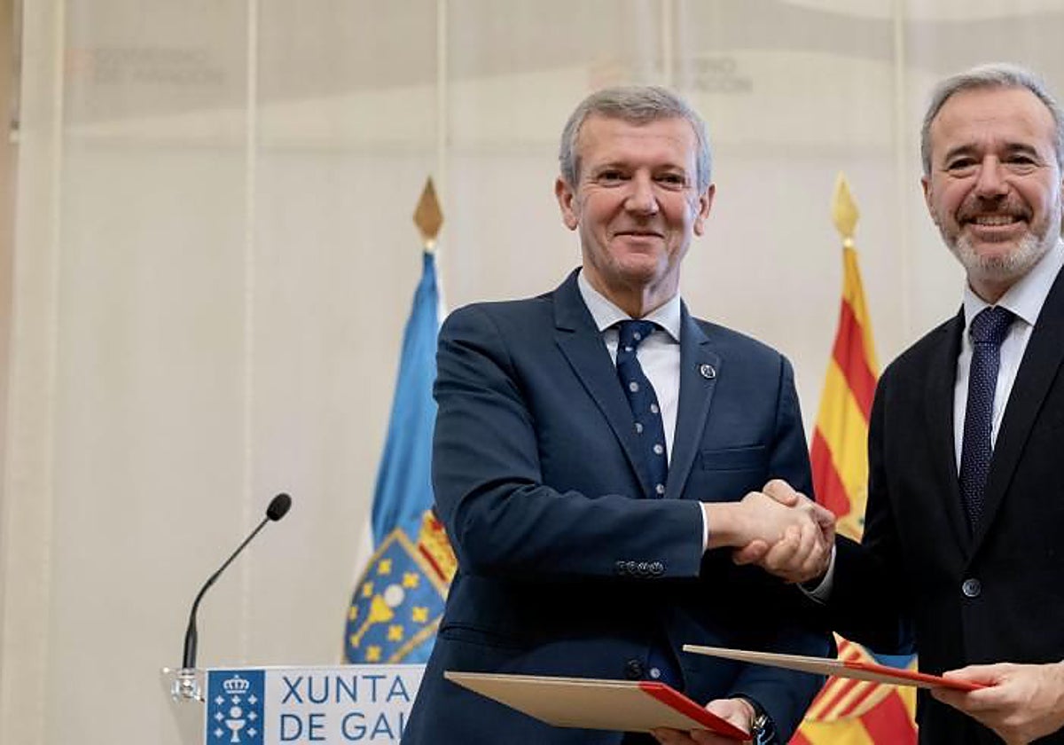 Los dos presidentes durante la firma de la declaración institucional