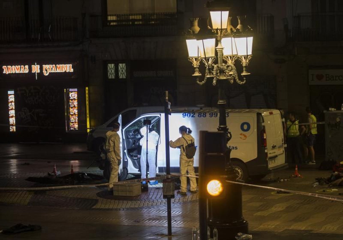 Los forenses analizan, el 17 de agosto de 2017, la furgoneta que los terroristas usaron en Barcelona