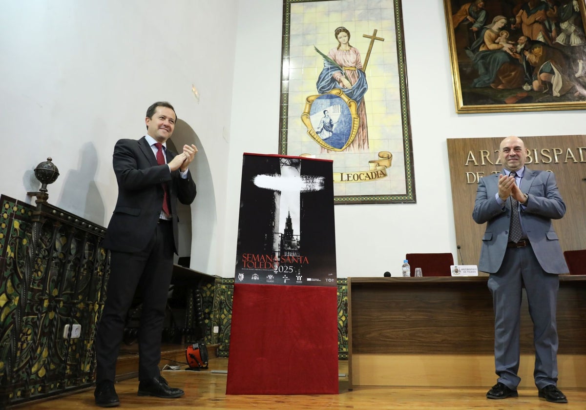 El alcalde y Juan Carlos Sánchez junto al cartel ganador