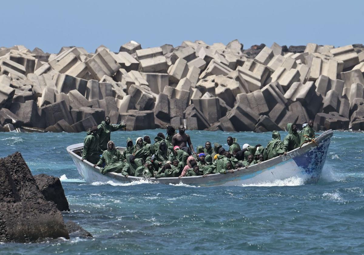 Un cayuco lleno de inmigrantes en las costas canarias