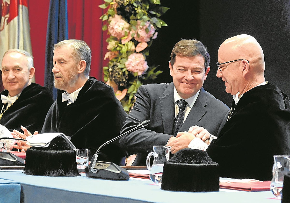 Mañueco, ayer en la toma de posesión del nuevo rector de la UBU