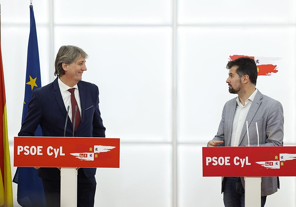 El nuevo secretario general de los socialistas de Castilla y León y el saliente, Carlos Martínez y Luis Tudanca
