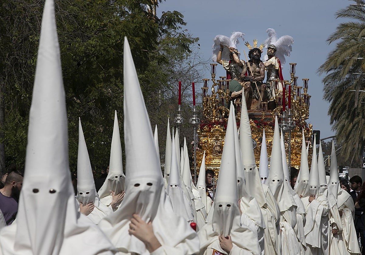 Cortejo de nazarenos de la Merced, ante el paso del Señor de Coronación de Espinas, en 2023