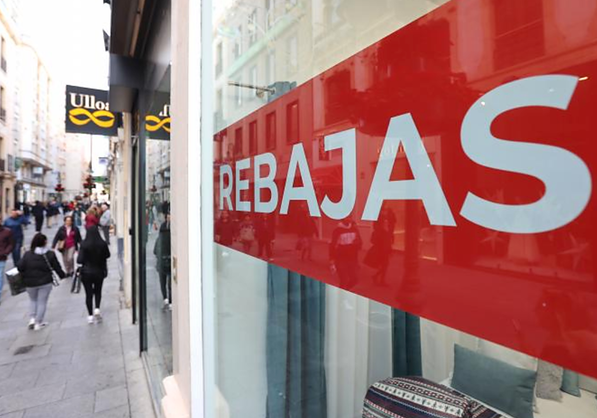 Rebajas anunciadas en un establecimiento en foto de archivo