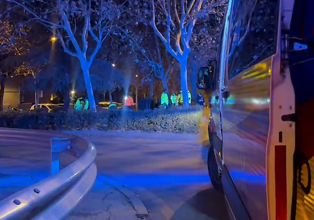 Servicios de emergencia atendiendo al joven de 20 años herido