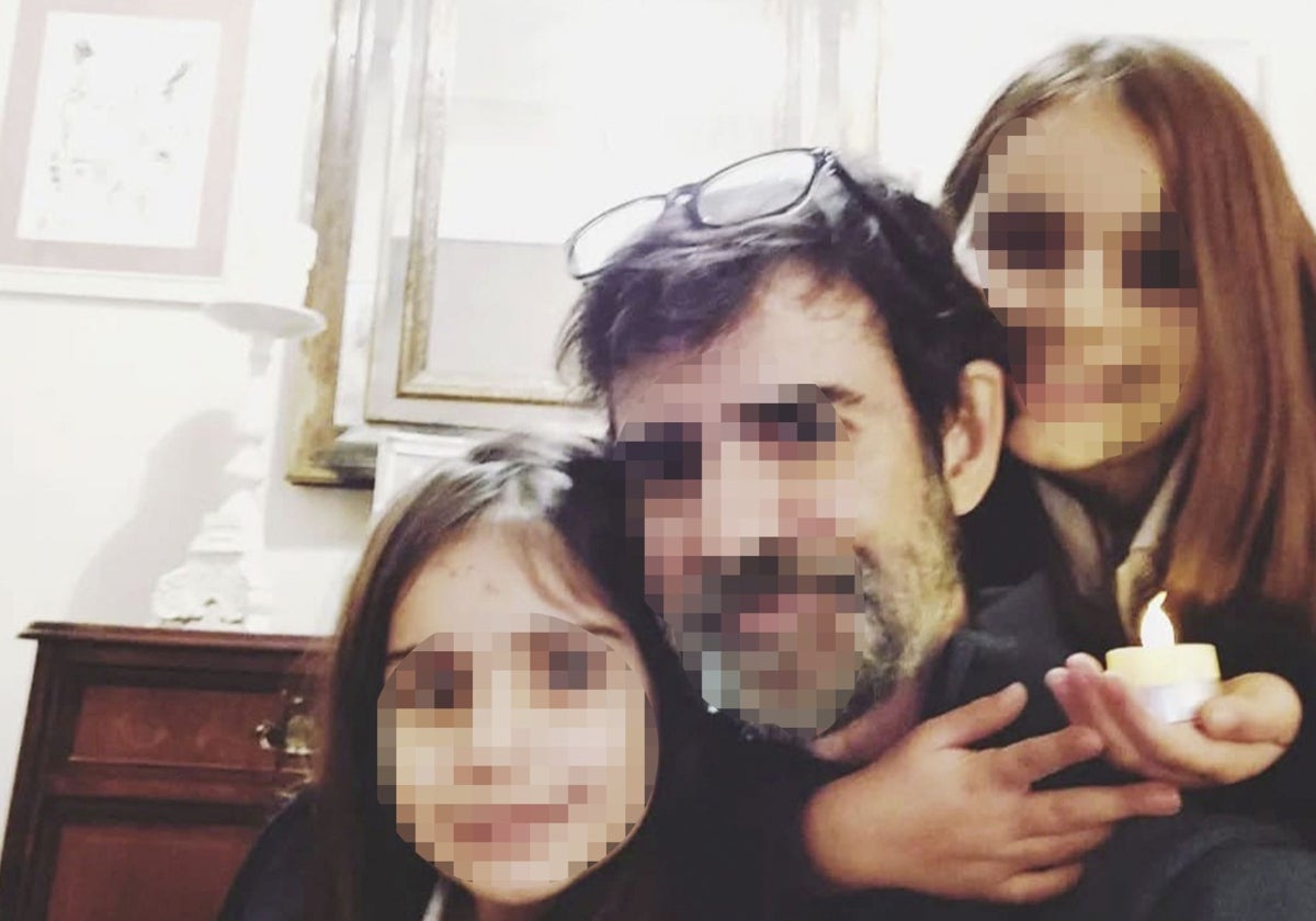 Julio C. D., con sus hijas, en una imagen cedida