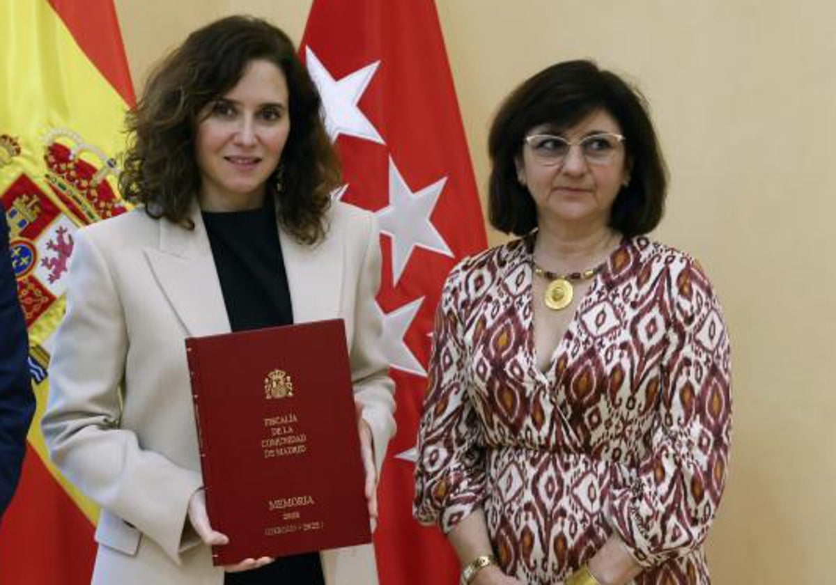 La presidenta de la Comunidad de Madrid, Isabel Díaz Ayuso, junto a la fiscal superior de Madrid, Almudena Lastra