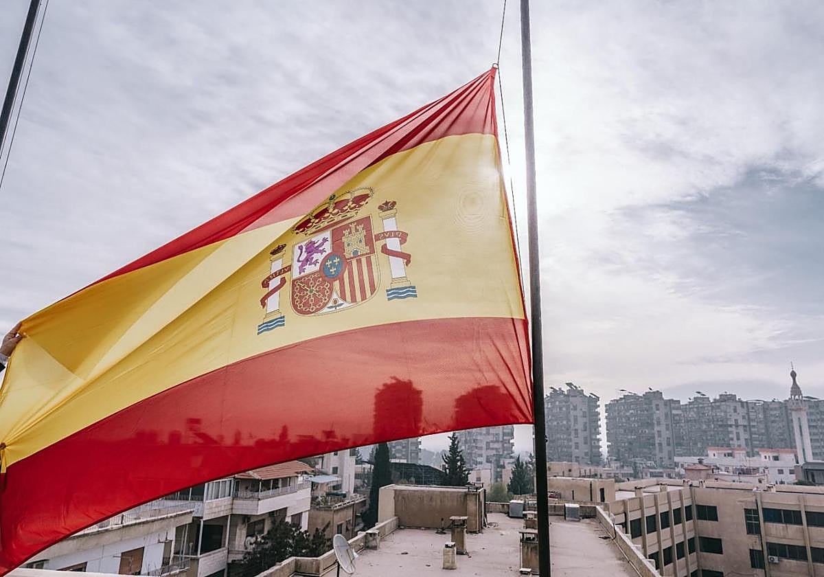 La bandera de España se alza sobre la embajada en Siria