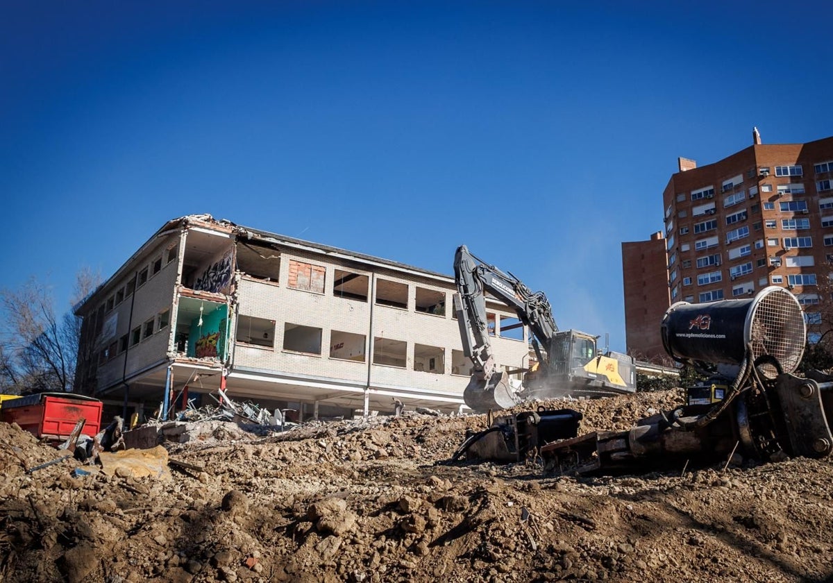 Los trabajos de demolición de La Atalaya, ayer por la mañana