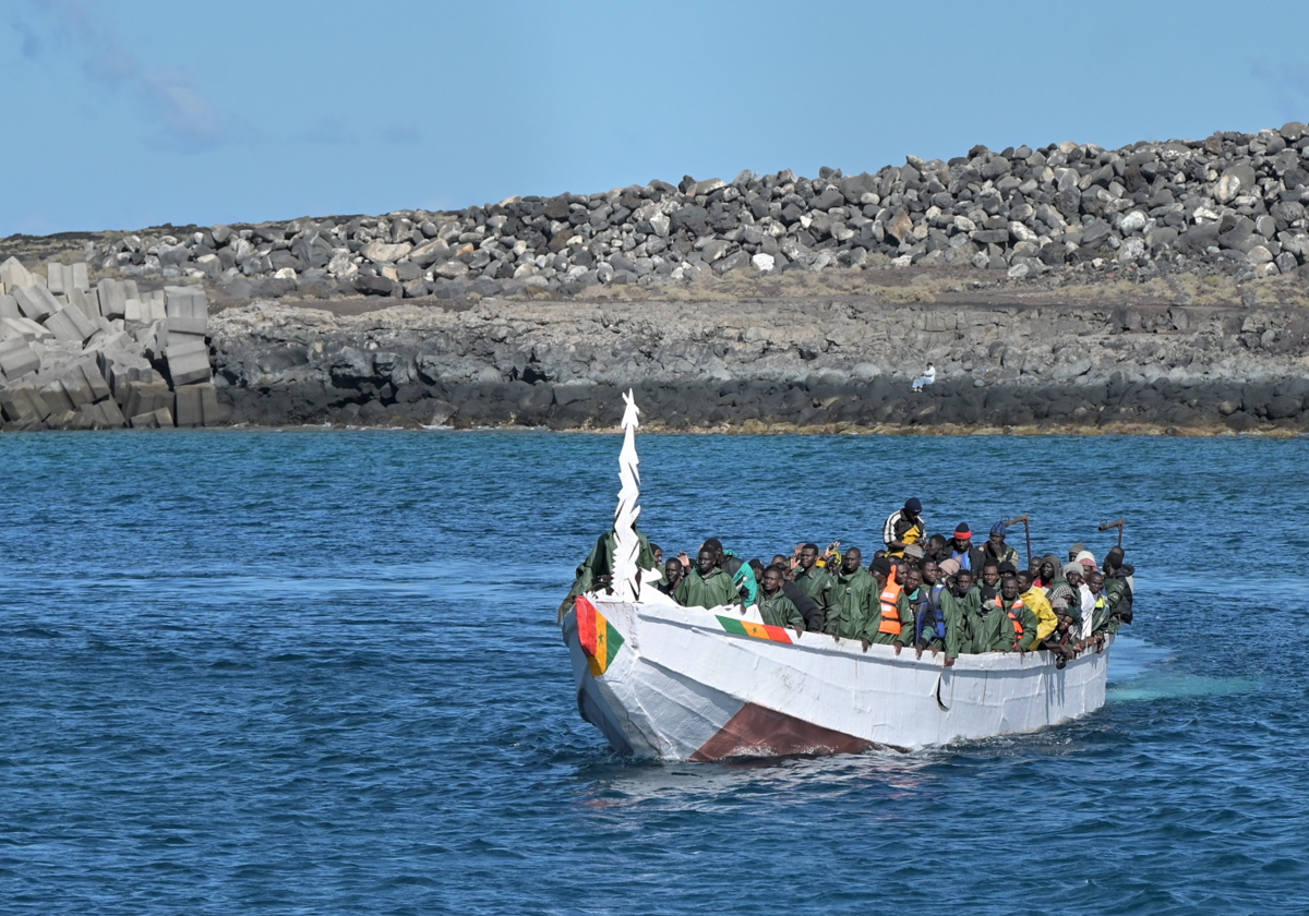 Mueren cincuenta personas que intentaban llegar en cayuco a Canarias