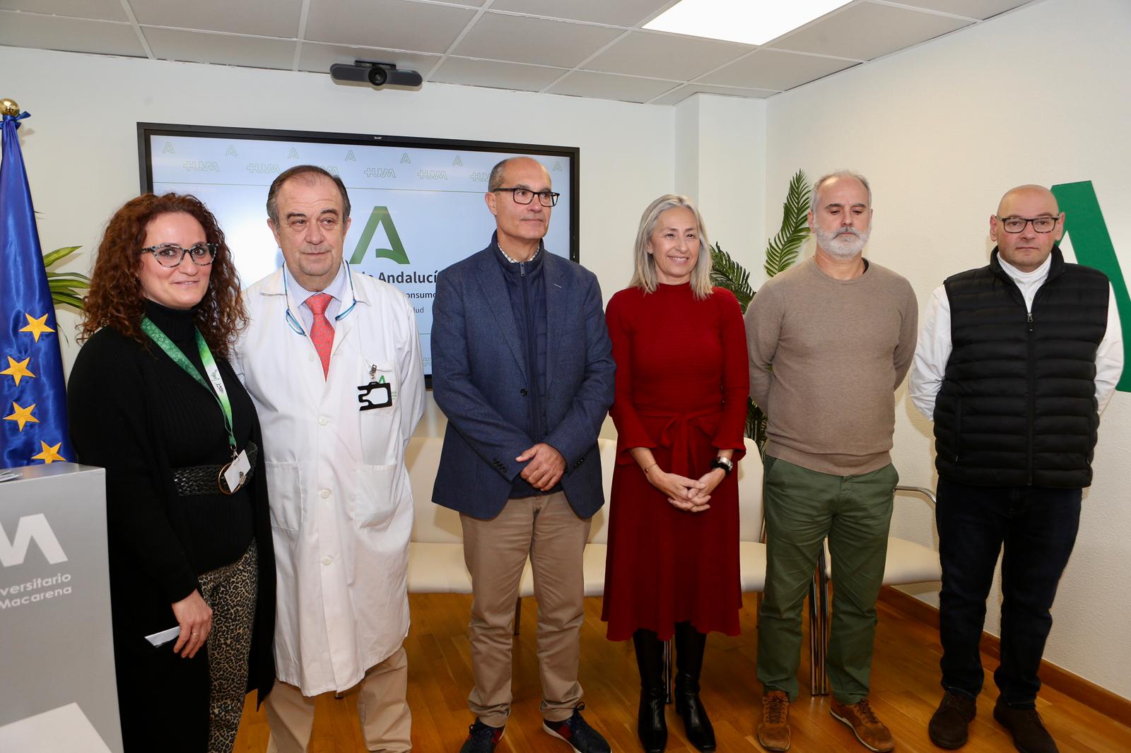 La consejera de Salud y Consumo, Rocío Hernández (centro), junto a profesionales sanitarios, el hijo de una donante y un trasplantado de corazón este jueves en el hospital Virgen Macarena de Sevilla