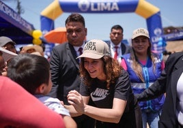 Ayuso visita en Perú un proyecto para llevar agua a un suburbio de Lima