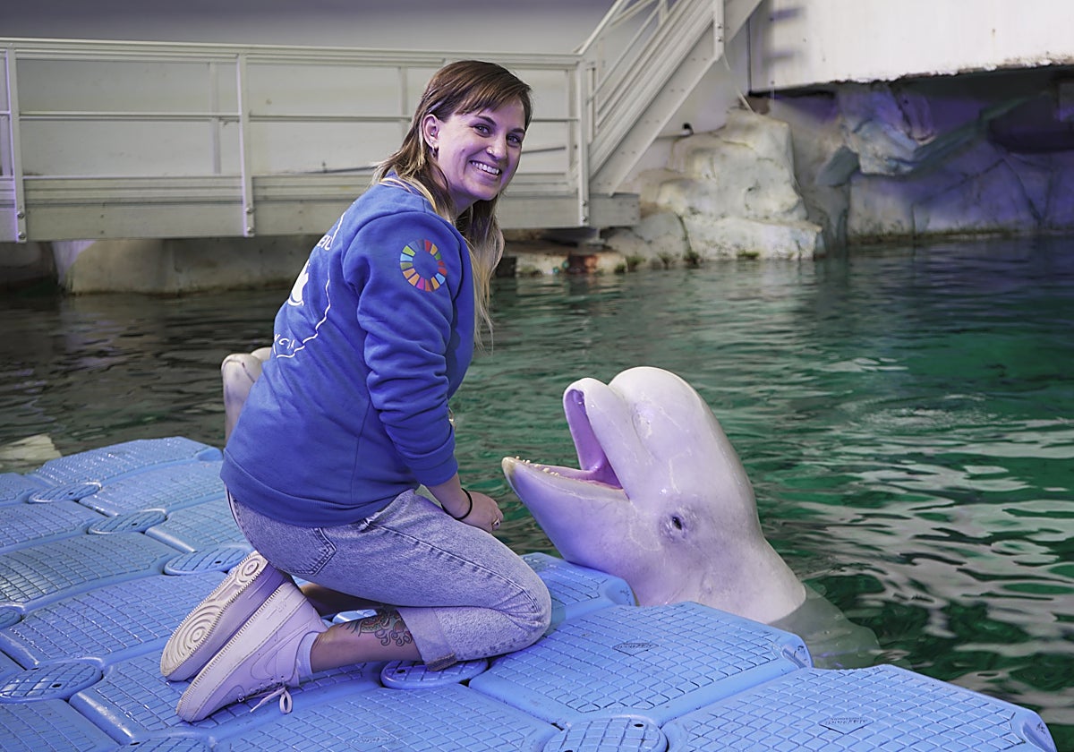 La doctora Audra Ames, investigadora del Oceanogràfic, junto a Yulka, beluga del Oceanogràfic de Valencia