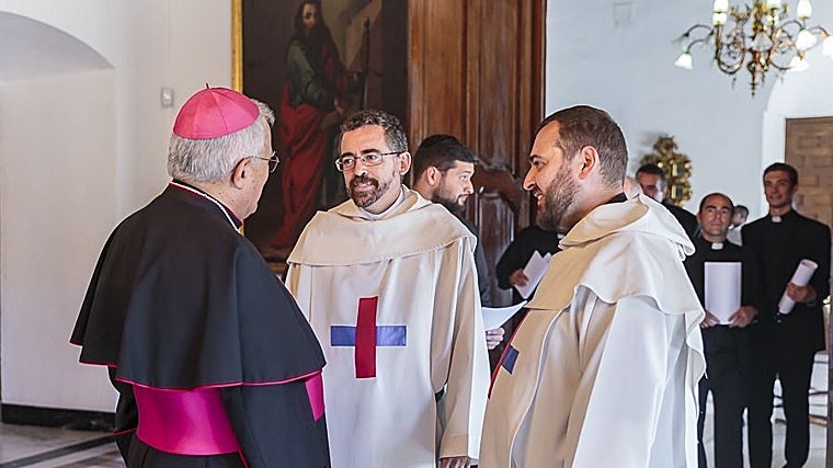 El superior, Sergio García, y el padre Manuel García, con el obispo