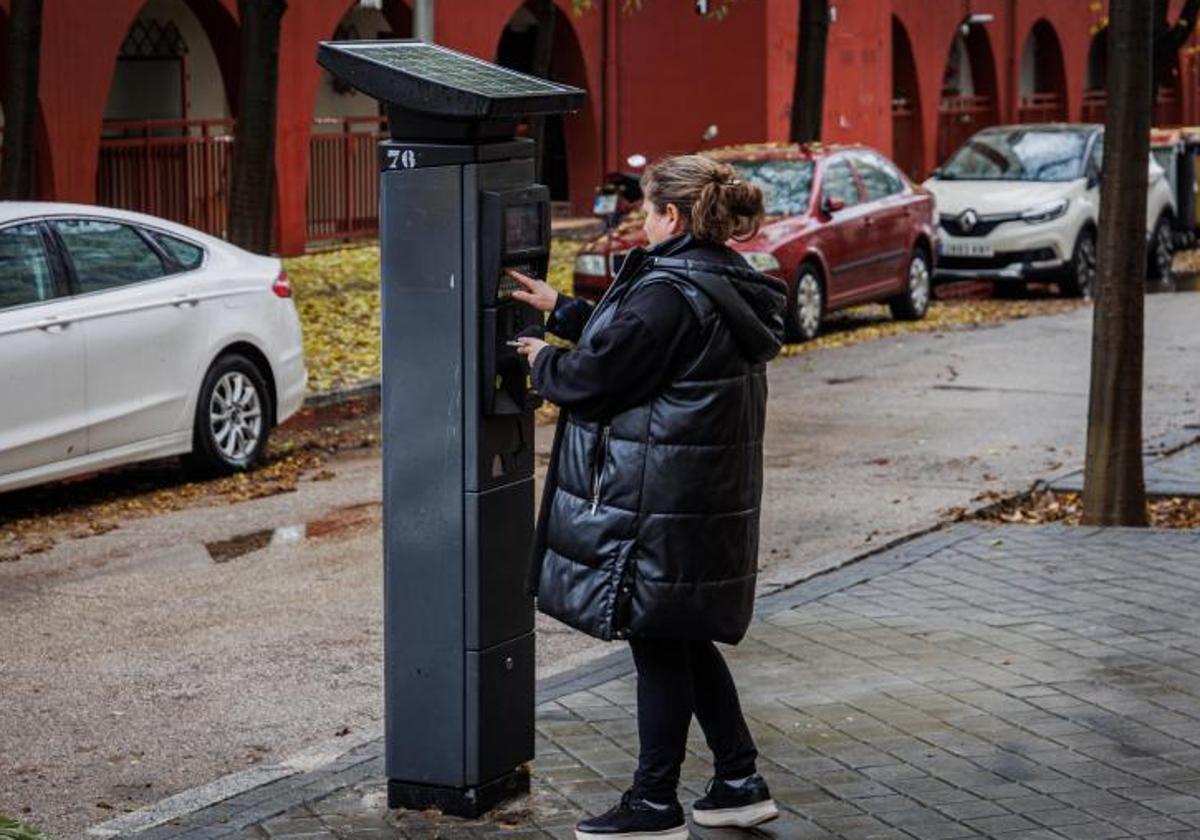 Una mujer pagando el parquímetro en Alto de Extremadura