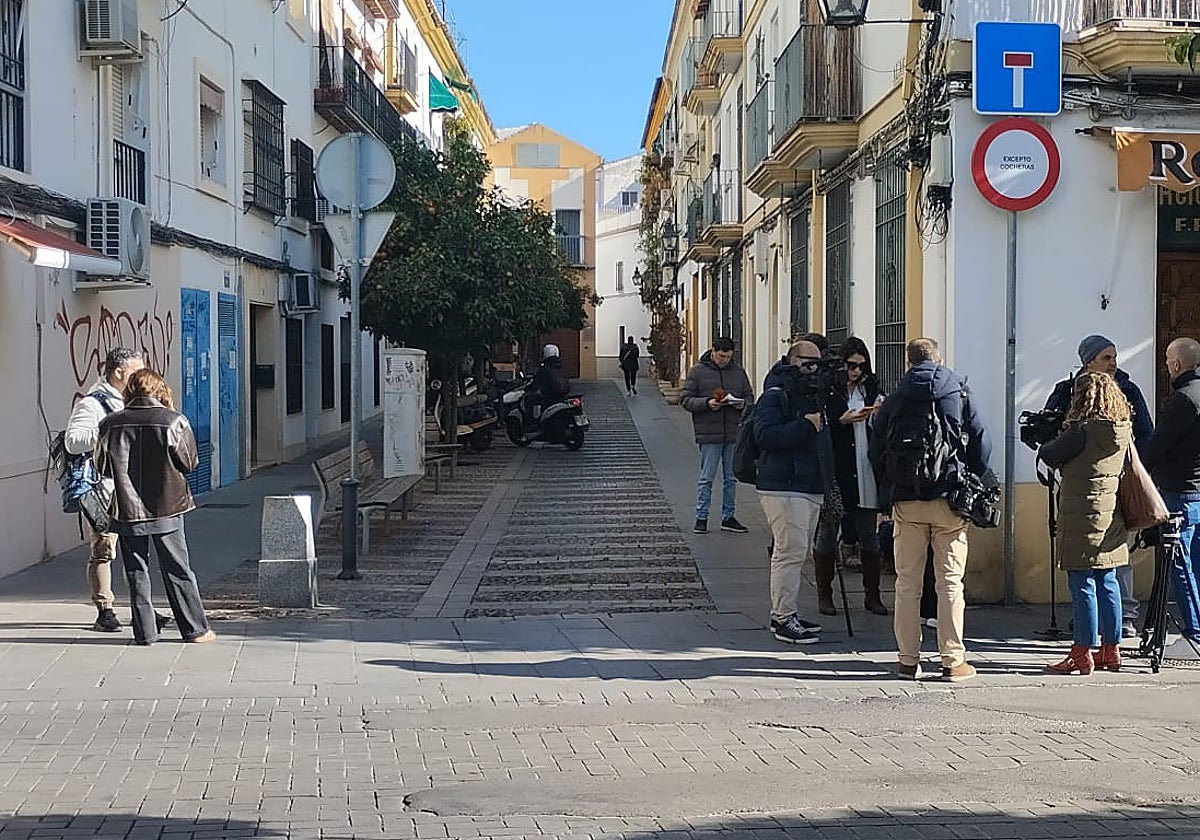 Periodistas apostados en los aledaños de la taberna y el local externo al que alude el dueño