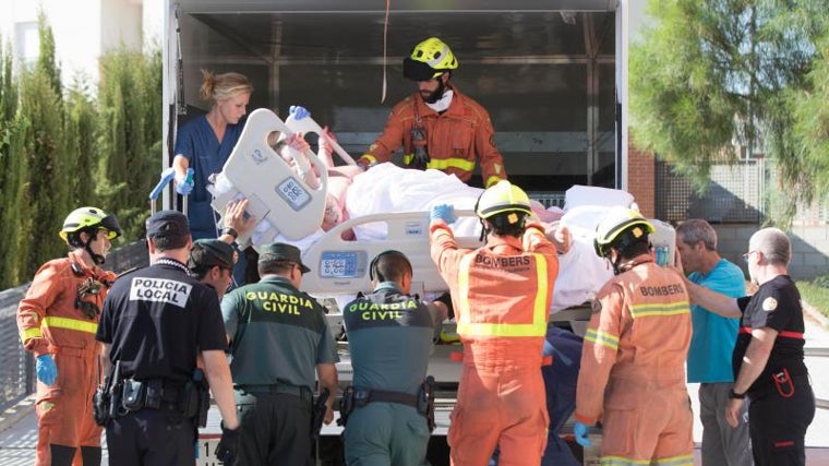 Imagen de archivo de Teófilo Rodríguez siendo trasladado en un camión ambulatorio al Hospital de Manises