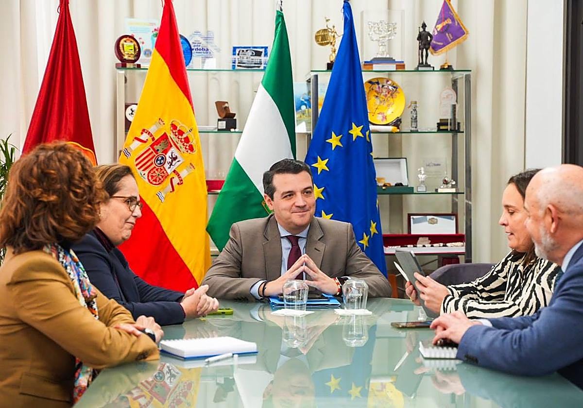 Reunión del alcalde con representantes de Tess Defence