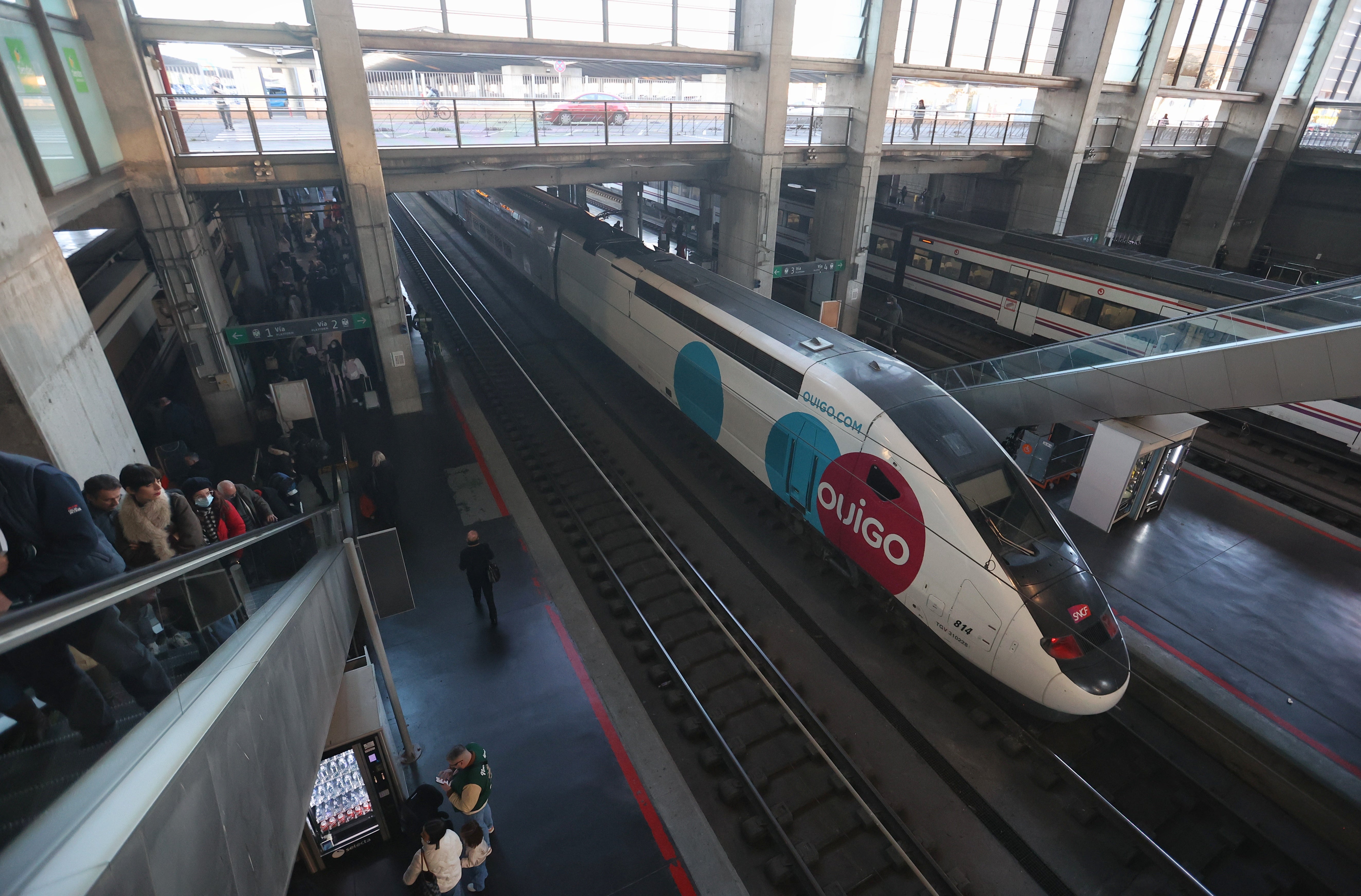 Imagen del primer tren de Ouigo este jueves en la estación de Córdoba
