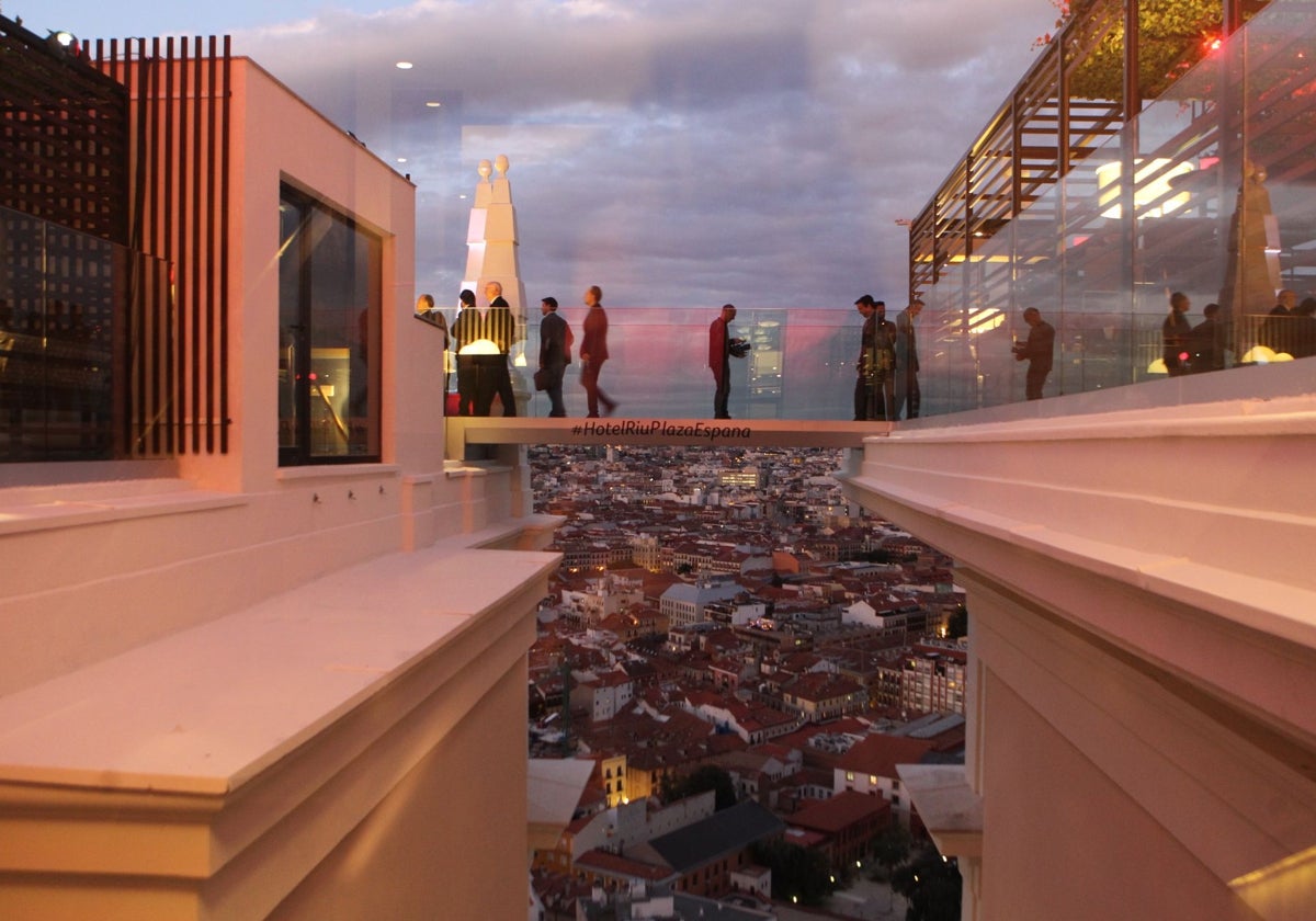Terraza del Hotel Riu en Plaza de España, con una de las vistas más impresionantes de la capital