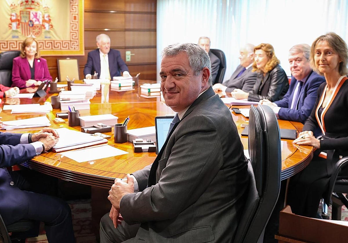 José María Macías, en primer plano, en un pleno del TC