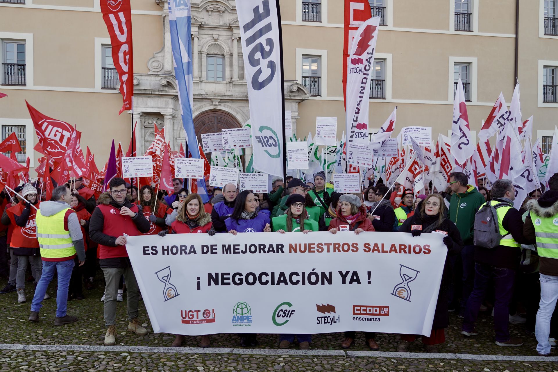 Educación, dispuesta a negociar una mejora salarial de los docentes