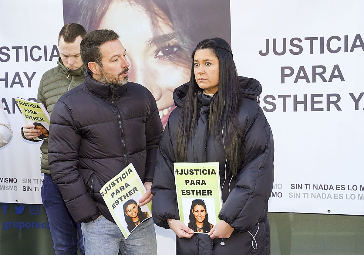 Los familiares de Esther López, concentrados de nuevo ante los Juzgados ante la vistilla celebrada por el caso en Valladolid