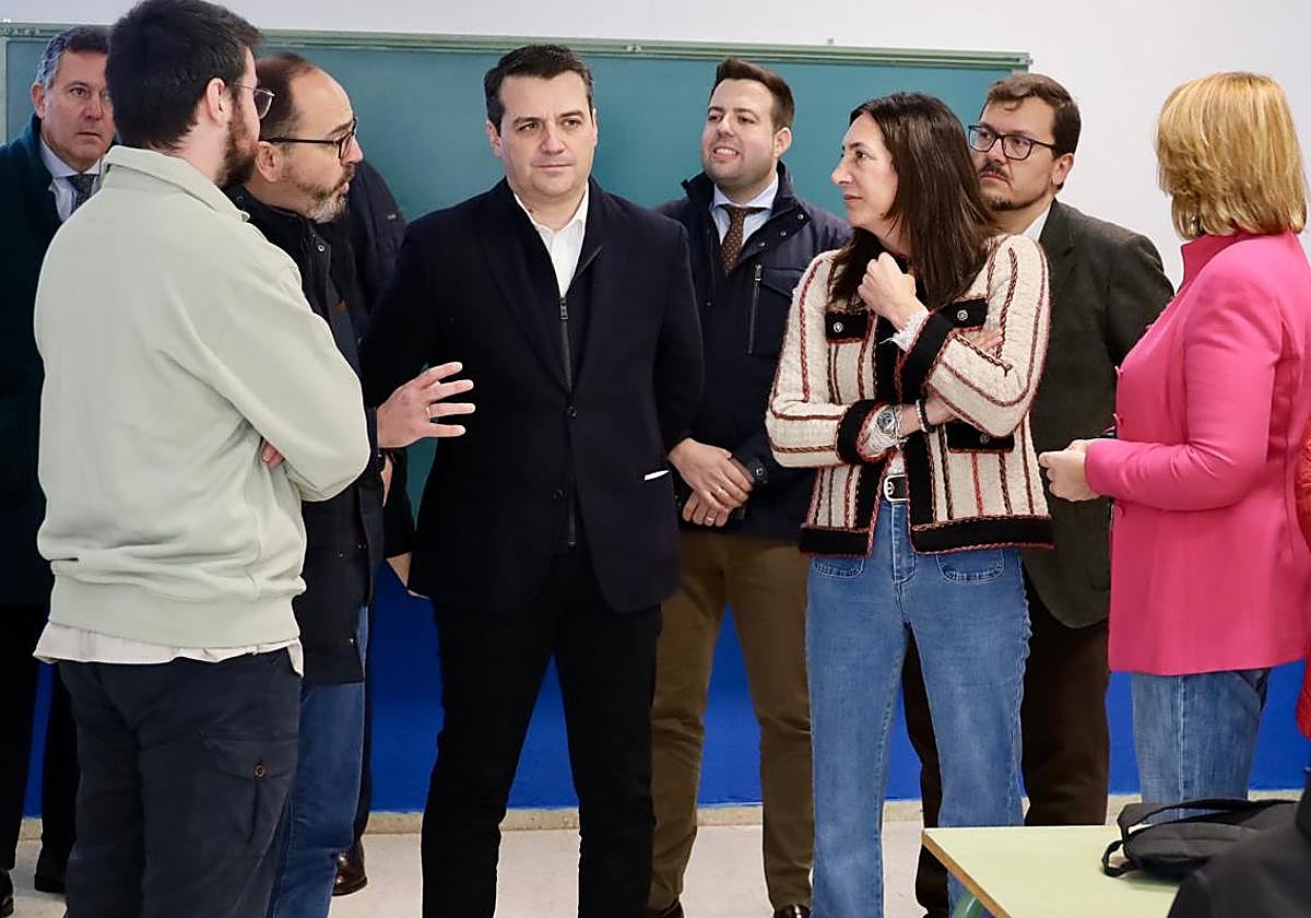 El alcalde y la consejera de Inclusión, este viernes en el antiguo colegio del Duque de Rivas