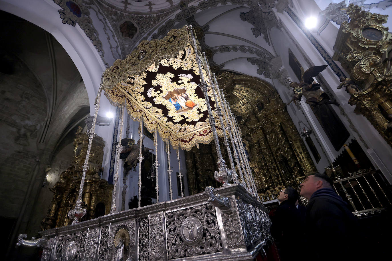 La presentación de las bambalinas interiores del palio de la Candelaria de Córdoba, en imágenes