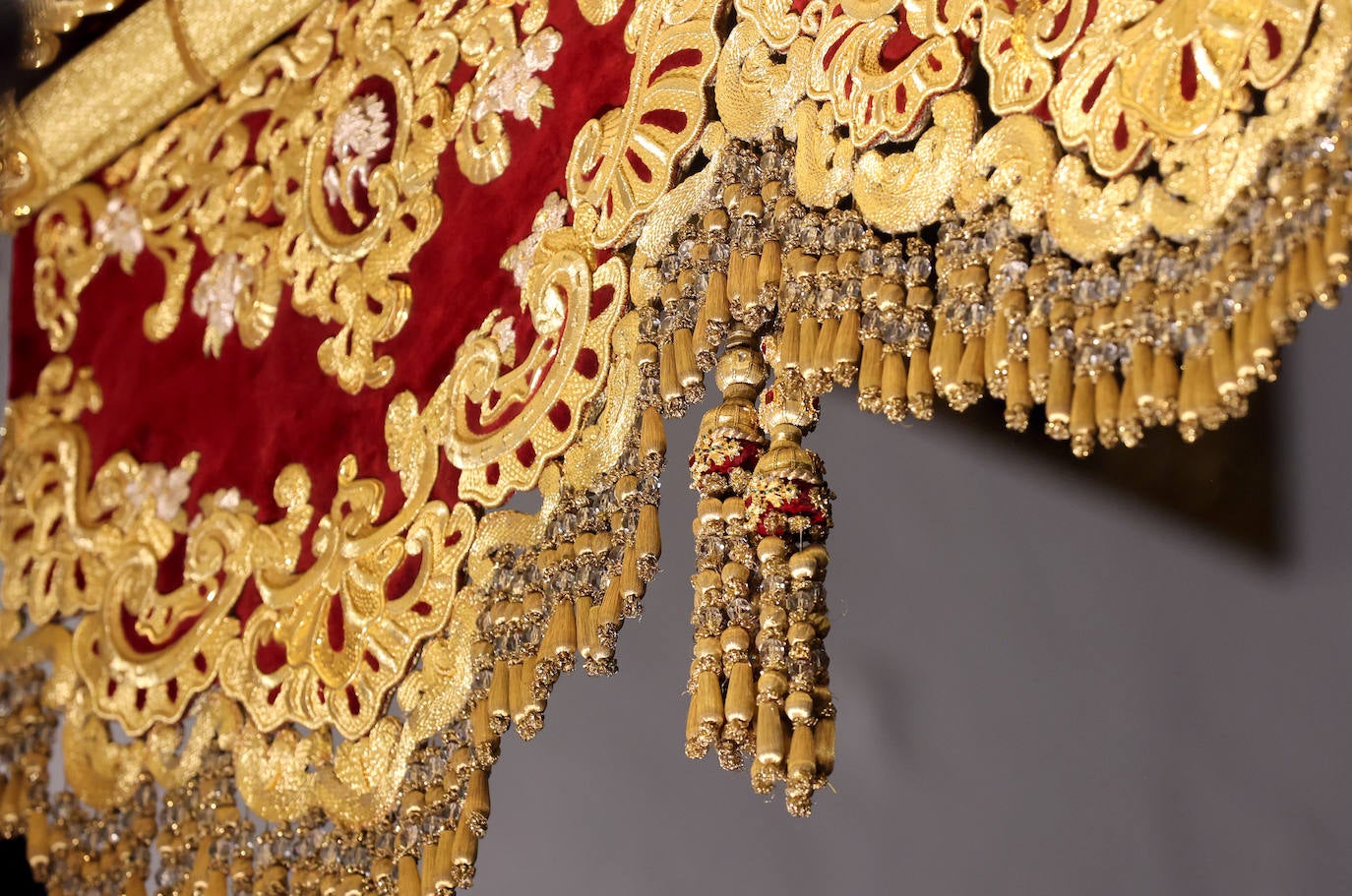 La presentación de las bambalinas interiores del palio de la Candelaria de Córdoba, en imágenes