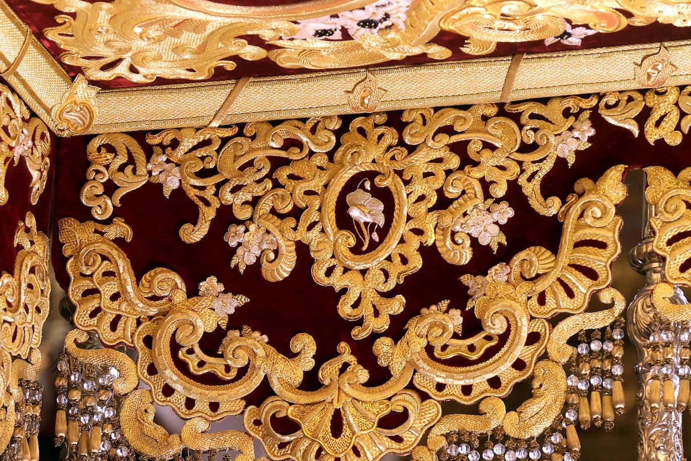 La presentación de las bambalinas interiores del palio de la Candelaria de Córdoba, en imágenes